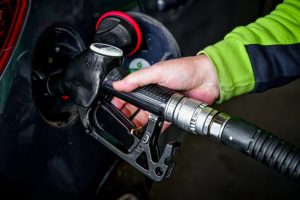 Τιμές καυσίμων και επιδοτήσεις σε βενζίνη, diesel και πετρέλαιο θέρμανσης - Ανεφοδιασμός αυτοκινήτου σε πρατήριο καυσίμων
